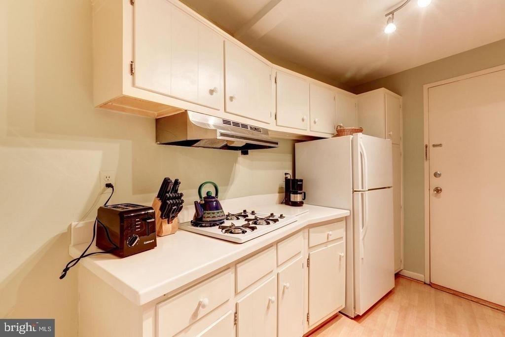 10201 Grosvenor Place - Photo 6