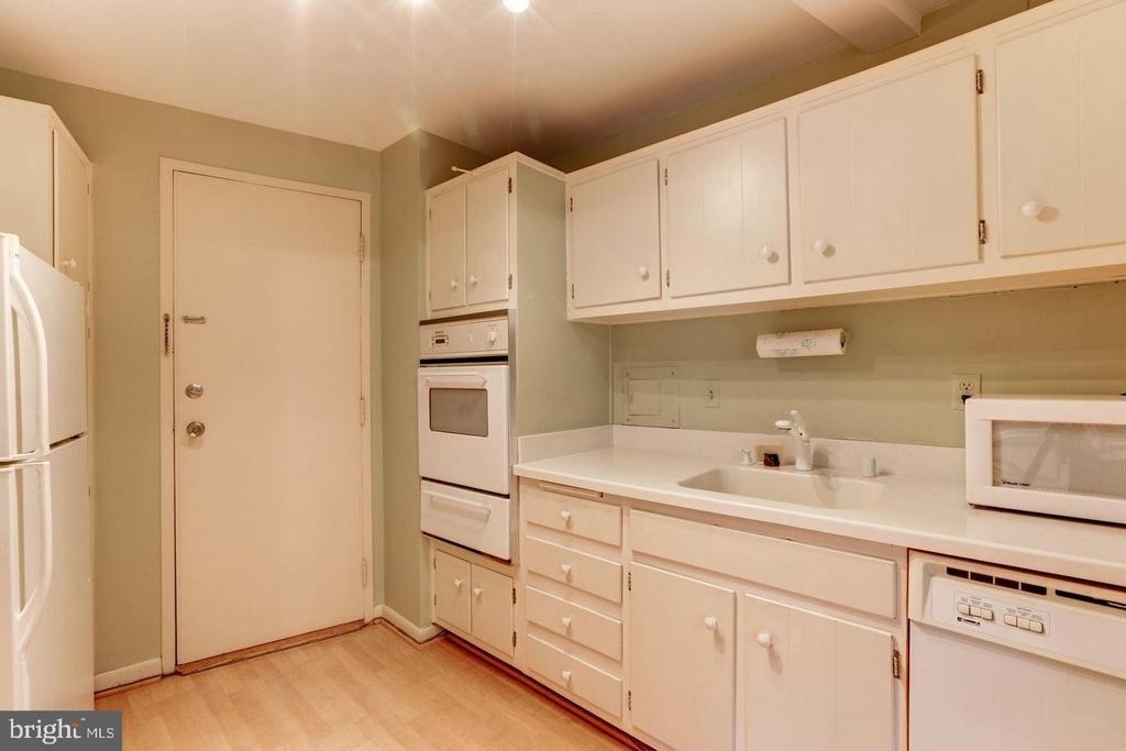 10201 Grosvenor Place - Photo 5