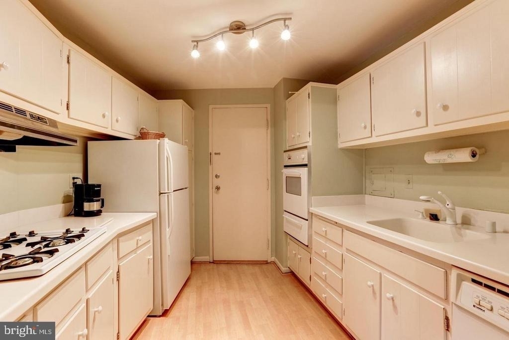 10201 Grosvenor Place - Photo 4