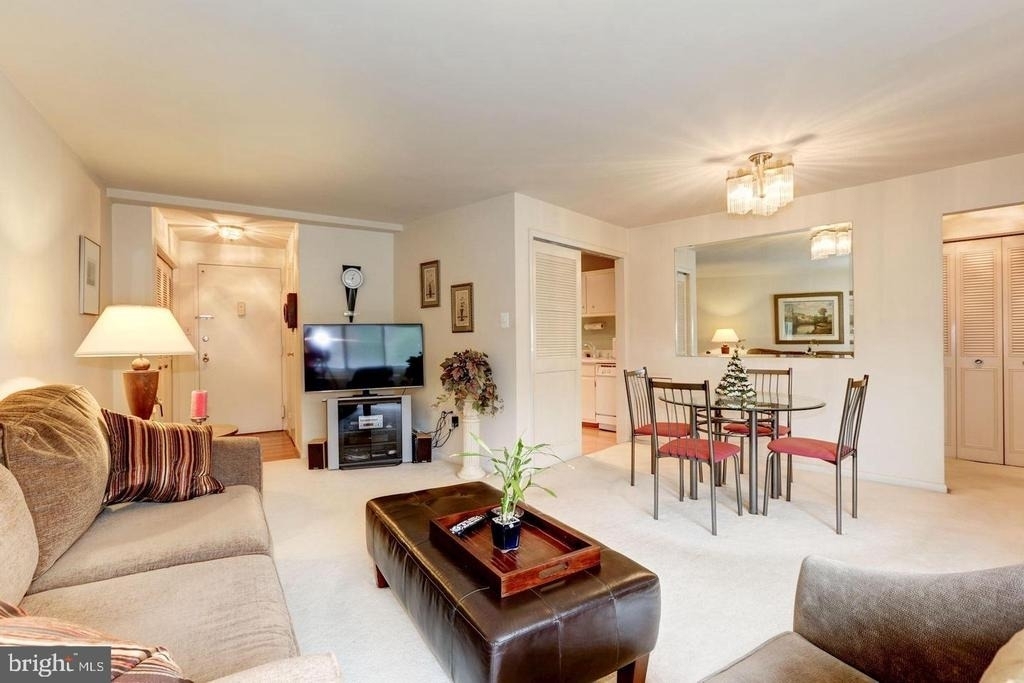 10201 Grosvenor Place - Photo 0
