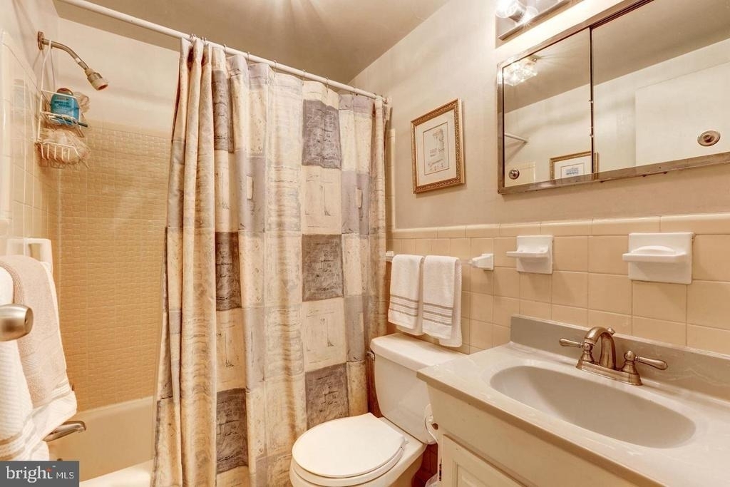 10201 Grosvenor Place - Photo 12