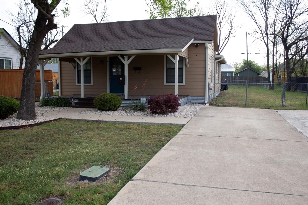 208 Shaw St - Photo 2