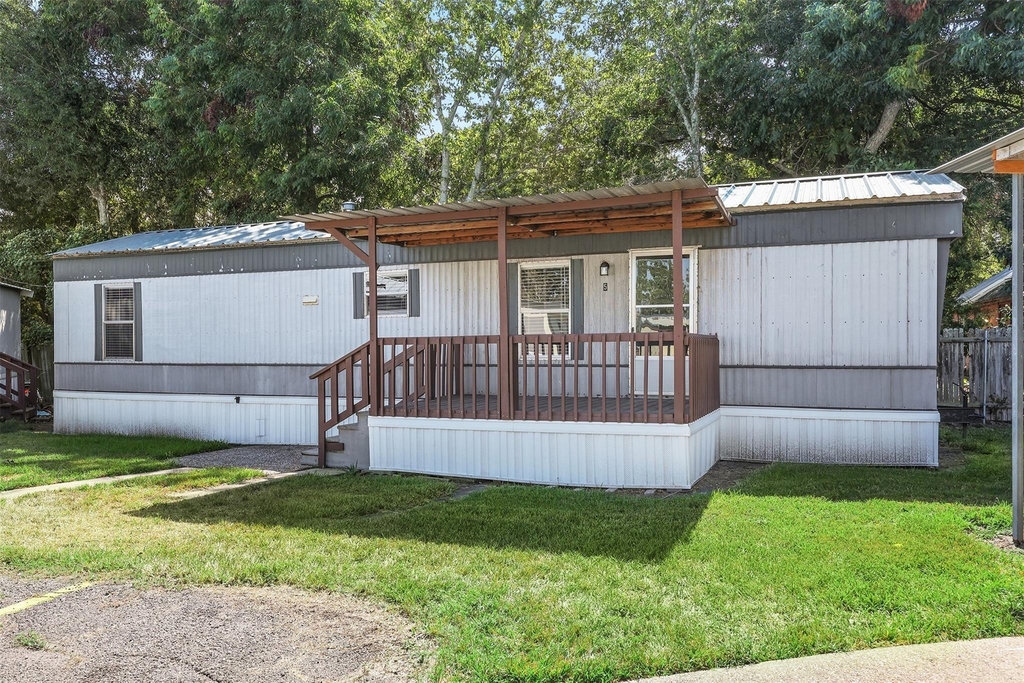 2222 N Austin Avenue - Photo 0