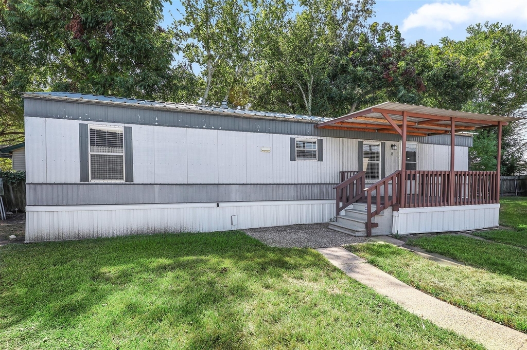 2222 N Austin Avenue - Photo 1