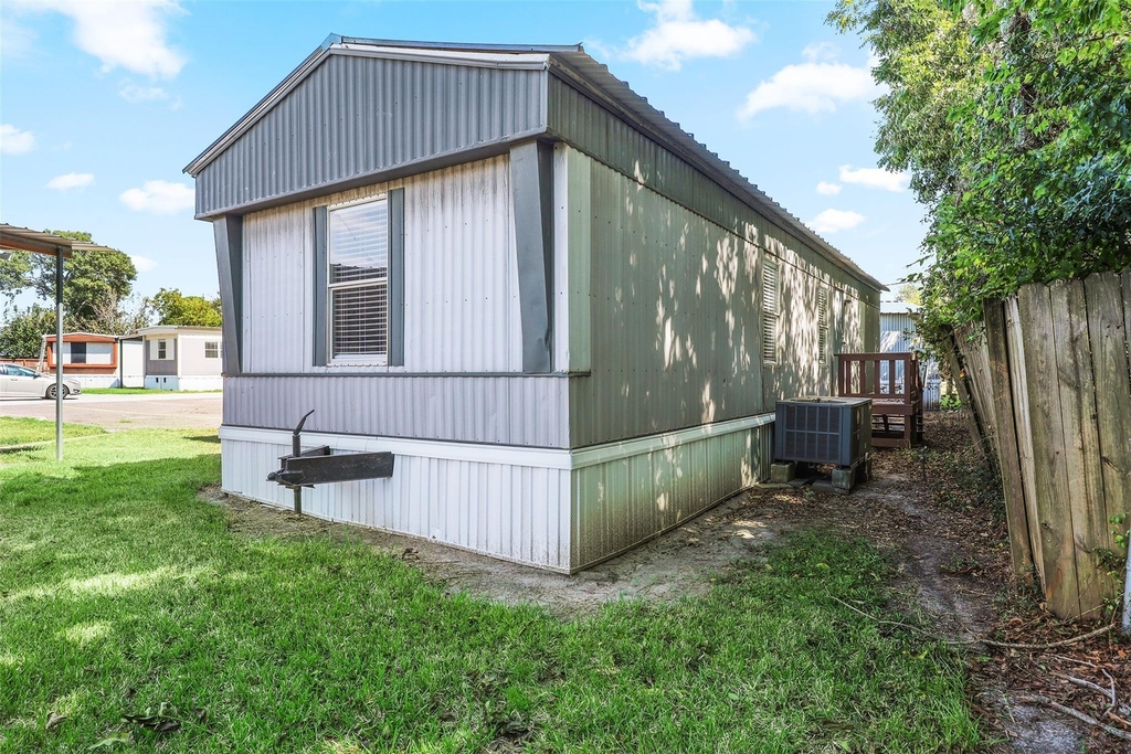 2222 N Austin Avenue - Photo 2