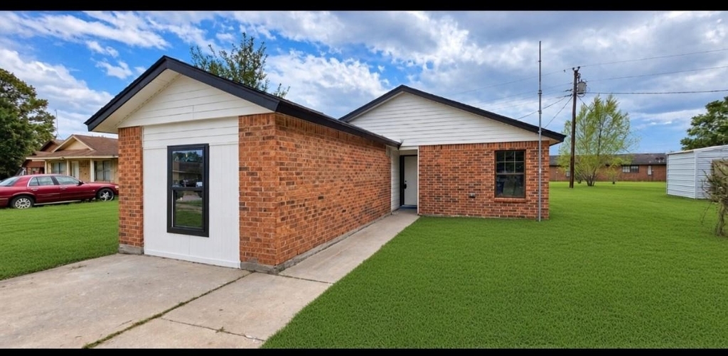 733 Pine Avenue - Photo 1
