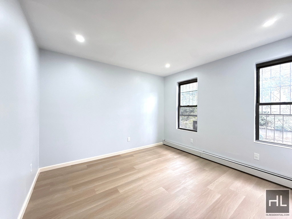 Steinway Street - Photo 0