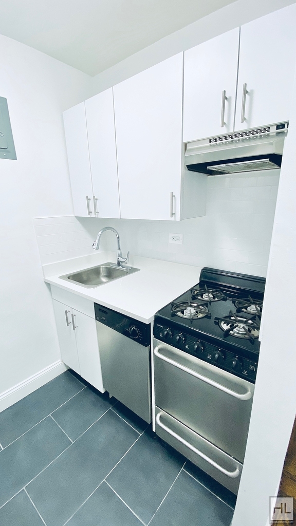 East 35 Street - Photo 7