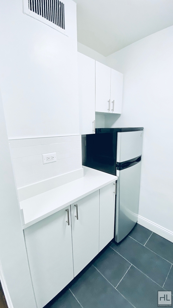 East 35 Street - Photo 8