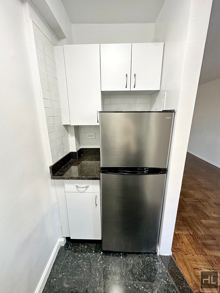 East 35 Street - Photo 5