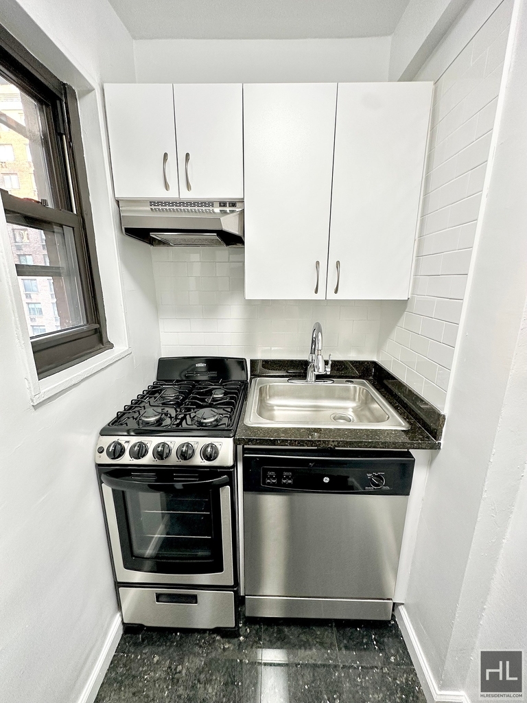 East 35 Street - Photo 4
