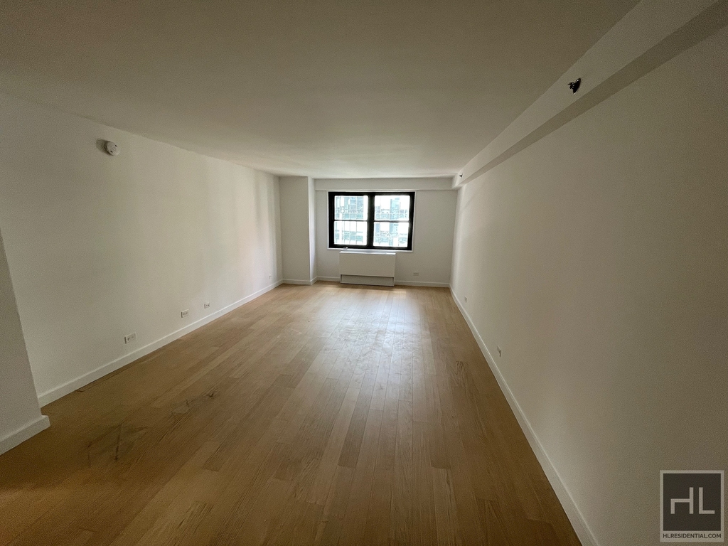 East 39th Street - Photo 0
