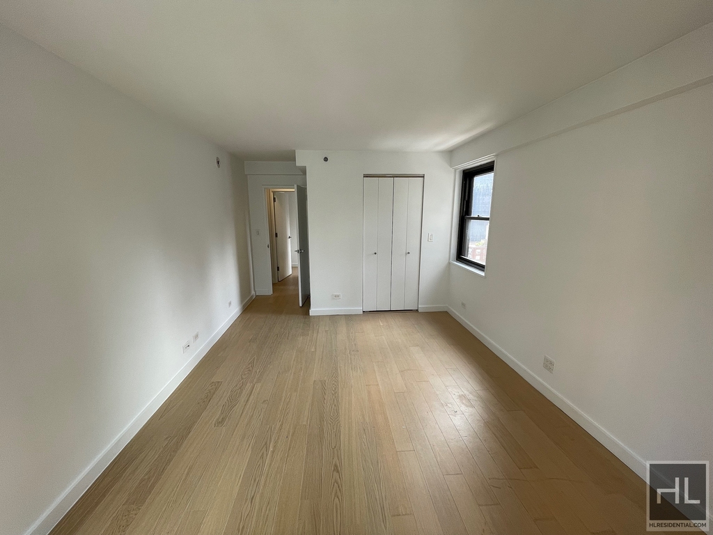 East 39th Street - Photo 4