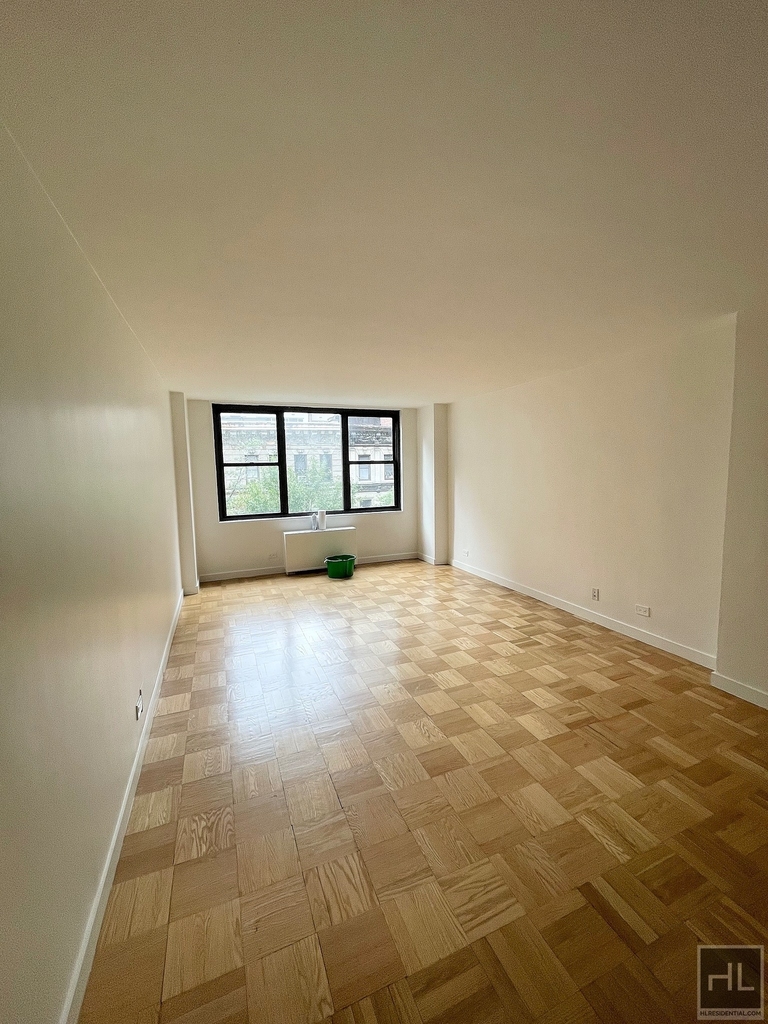 East 49 Street - Photo 1
