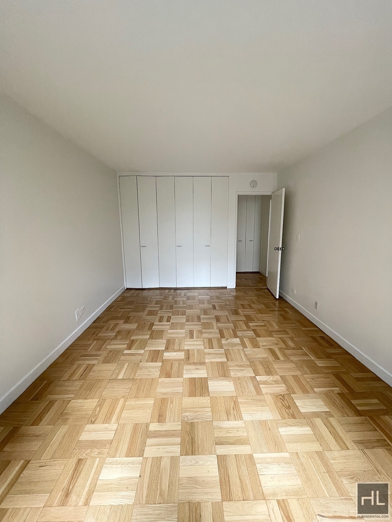 East 49 Street - Photo 8