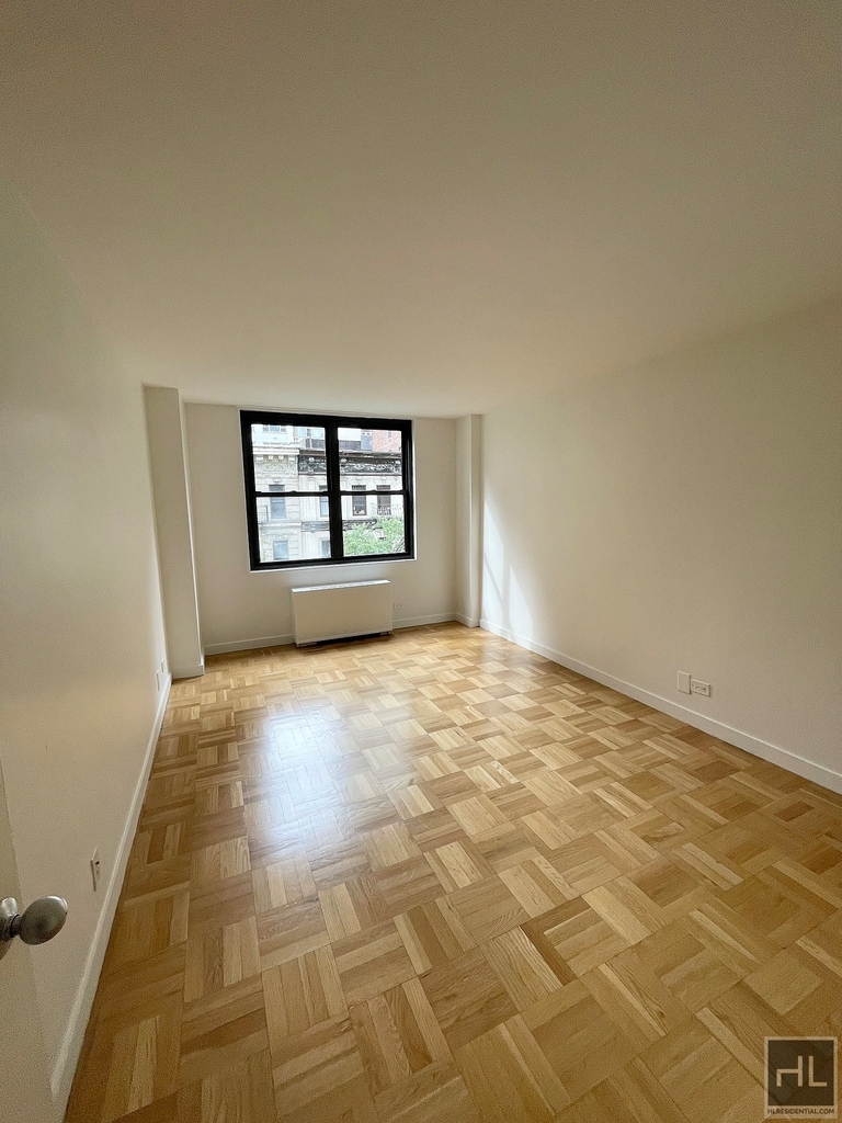 East 49 Street - Photo 7