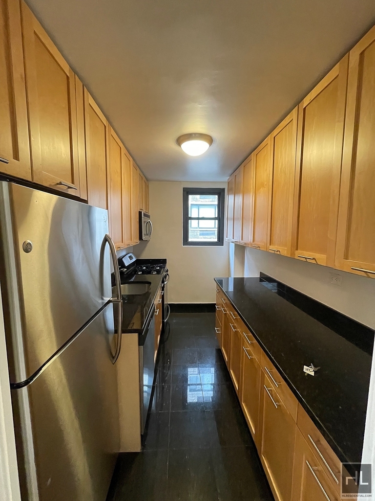 East 49 Street - Photo 13