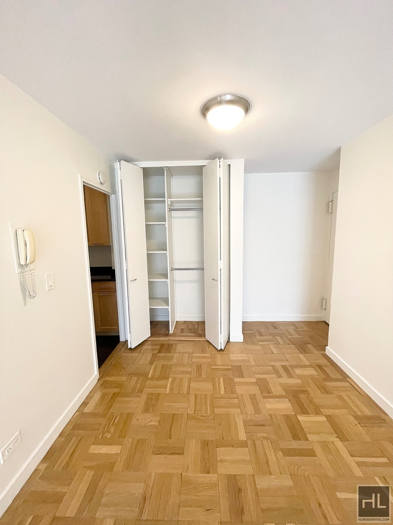 East 49 Street - Photo 9