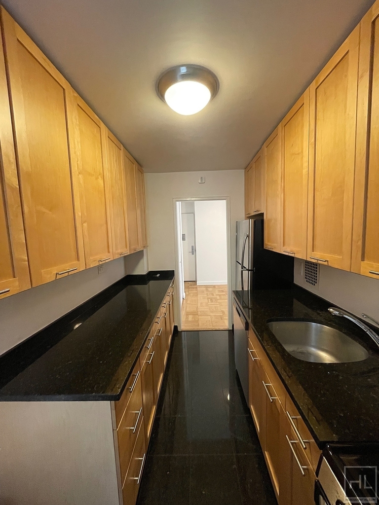 East 49 Street - Photo 14