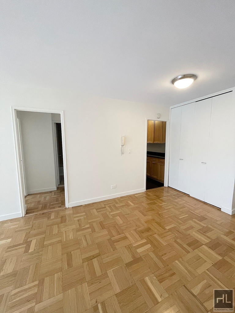 East 49 Street - Photo 4