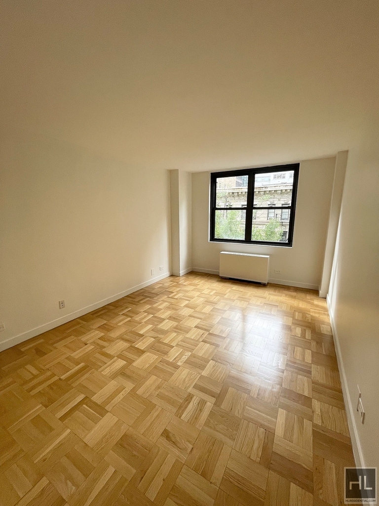East 49 Street - Photo 6