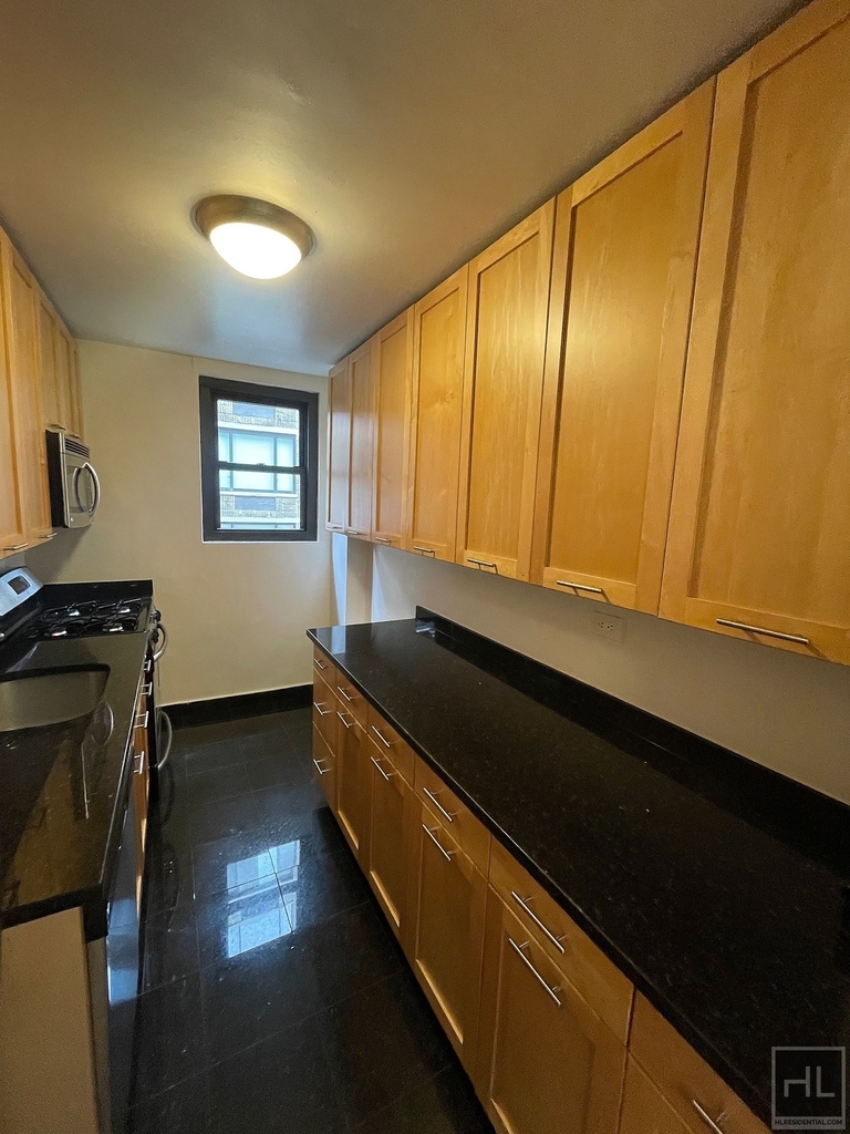 East 49 Street - Photo 12