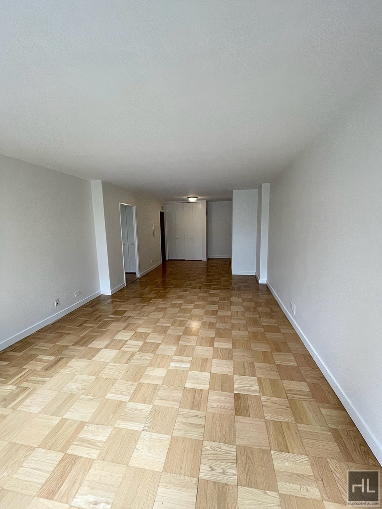East 49 Street - Photo 5