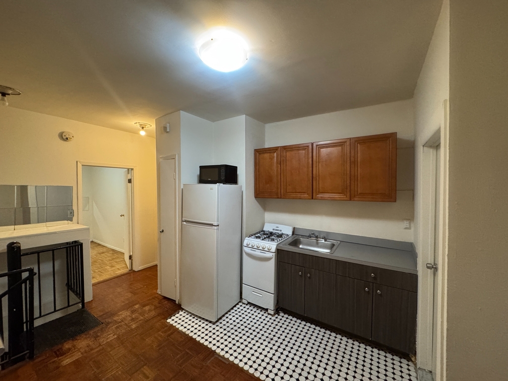 325 East 89th Street, New York, NY 10128 - Photo 9