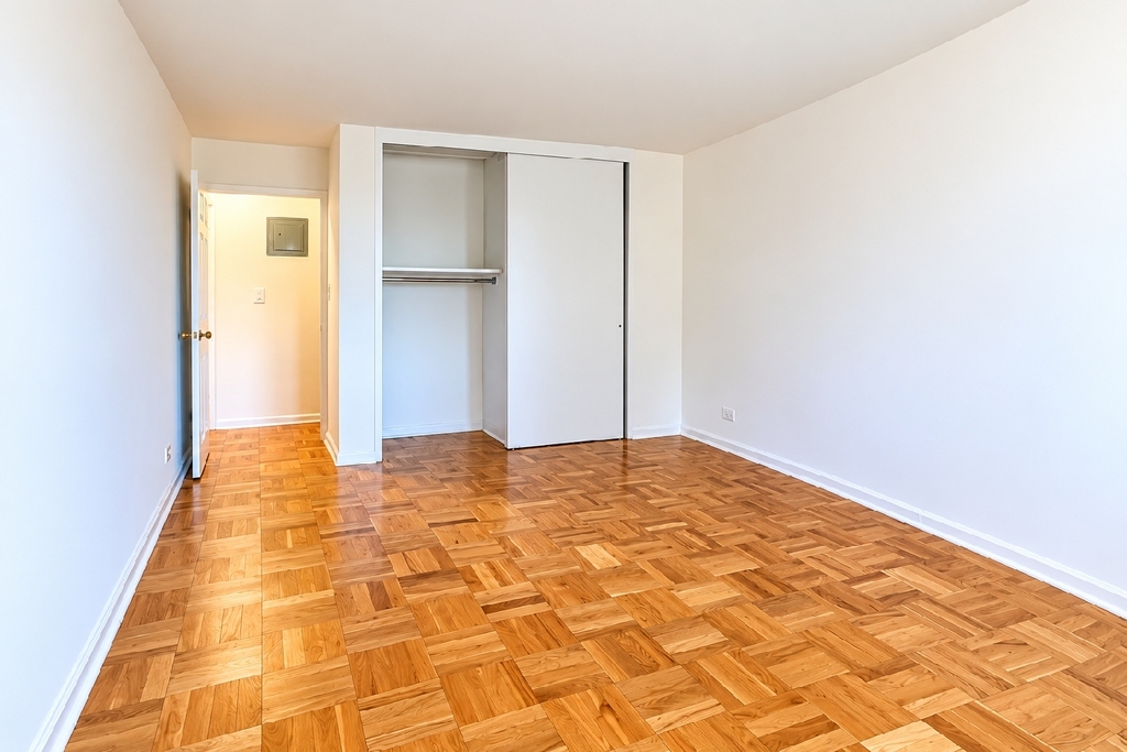 East 86th Street - Photo 3