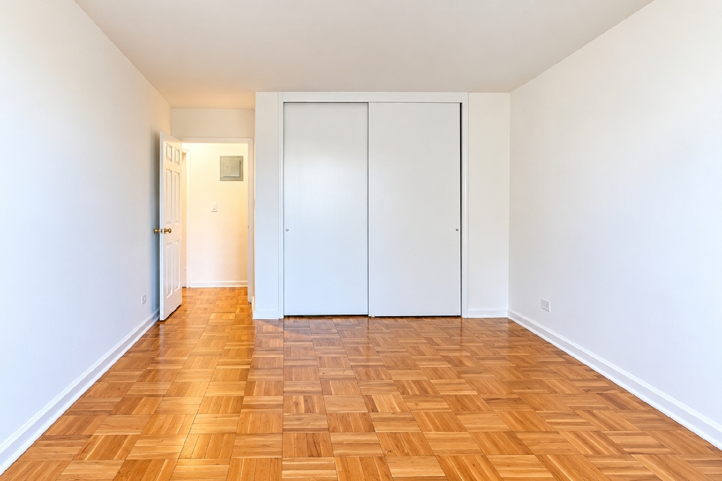 East 86th Street - Photo 2