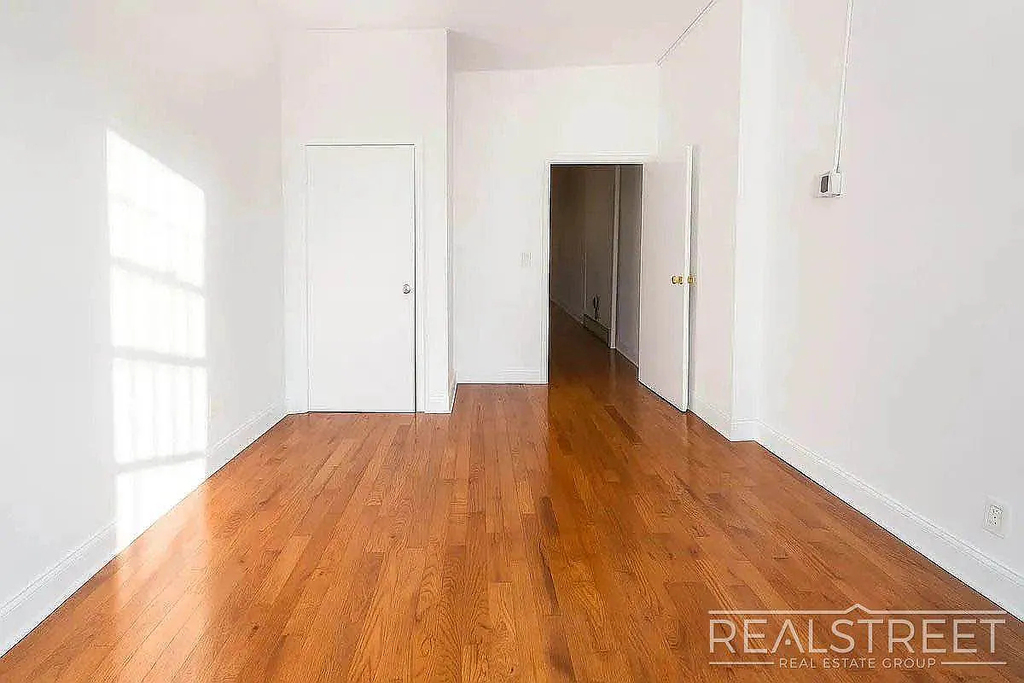 369 Menahan Street - Photo 4