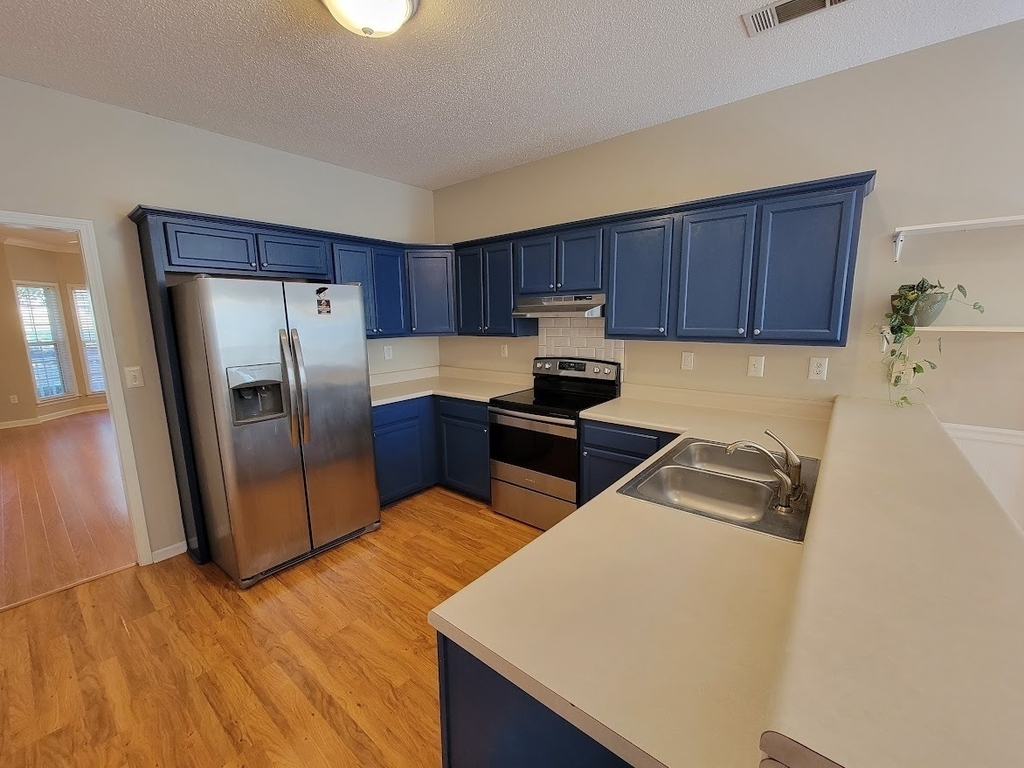 435 Southridge - Photo 3