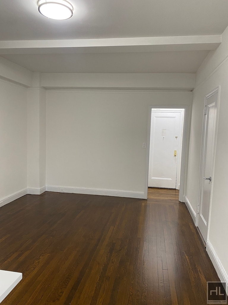 East 46 Street - Photo 3