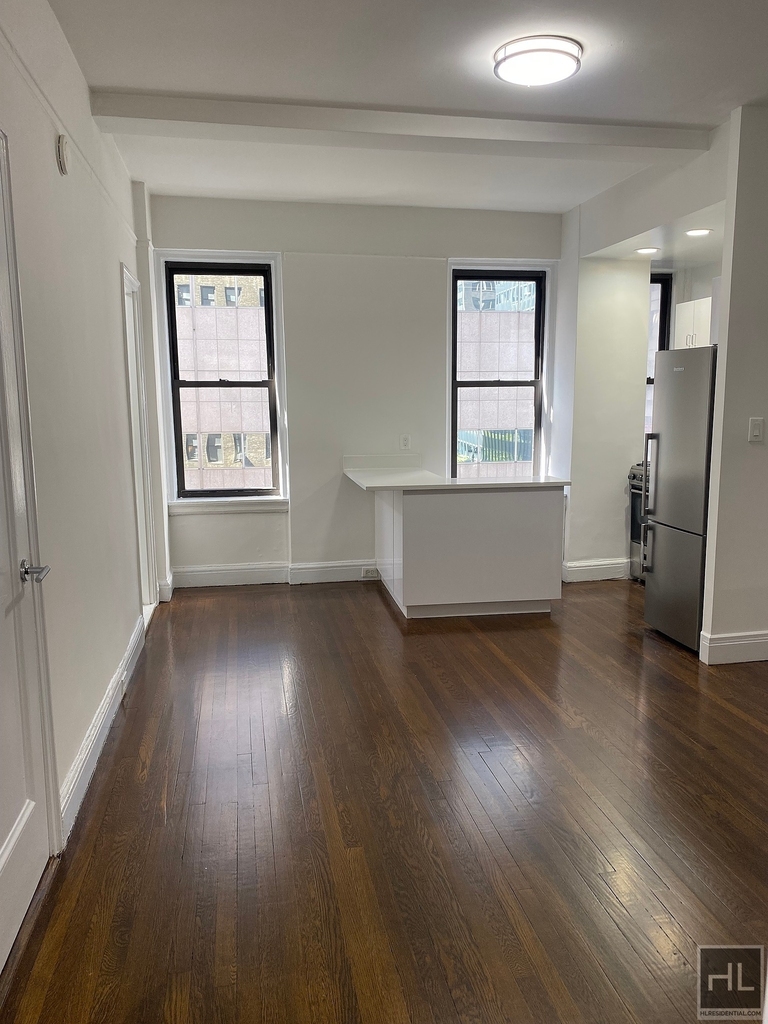 East 46 Street - Photo 1