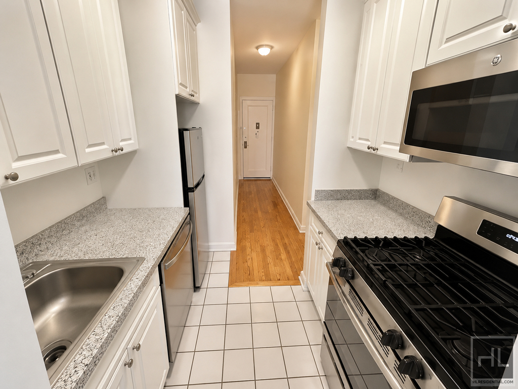 West 10th Street - Photo 3