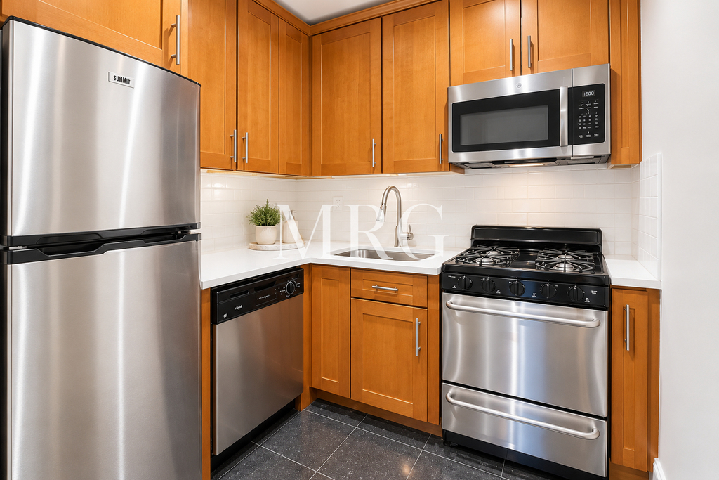  3rd Avenue/ Upper East - Photo 2