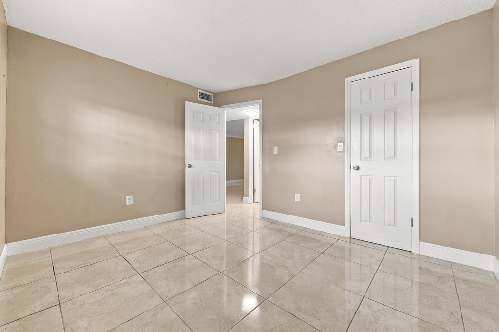 8285 Sunrise Lakes Boulevard - Photo 15