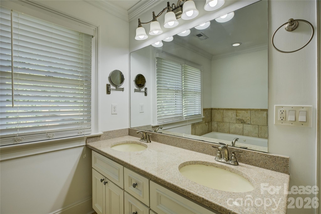 448 N Summit Avenue - Photo 34