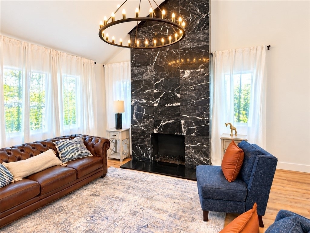 335 N Harvard - Photo 2