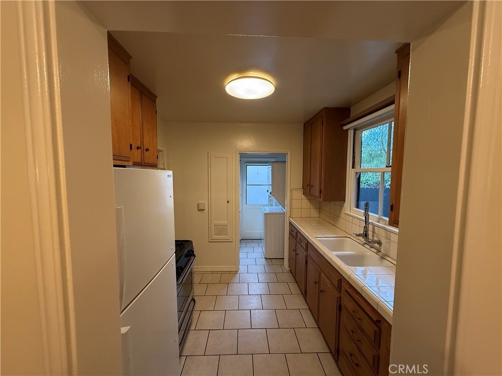 66 Eastern - Photo 22