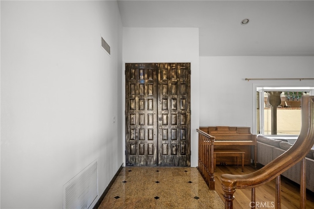 18536 Brymer Street - Photo 2
