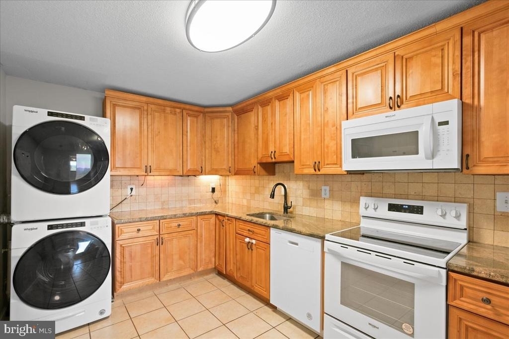 205 Yoakum Parkway - Photo 10