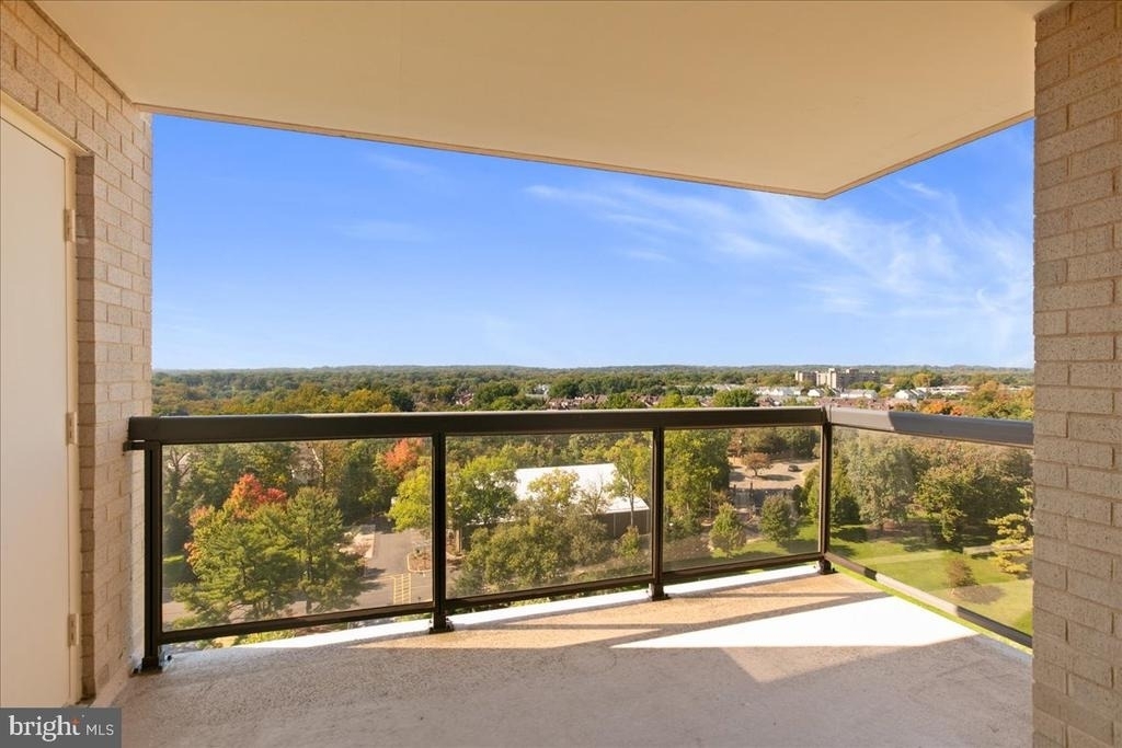 205 Yoakum Parkway - Photo 18