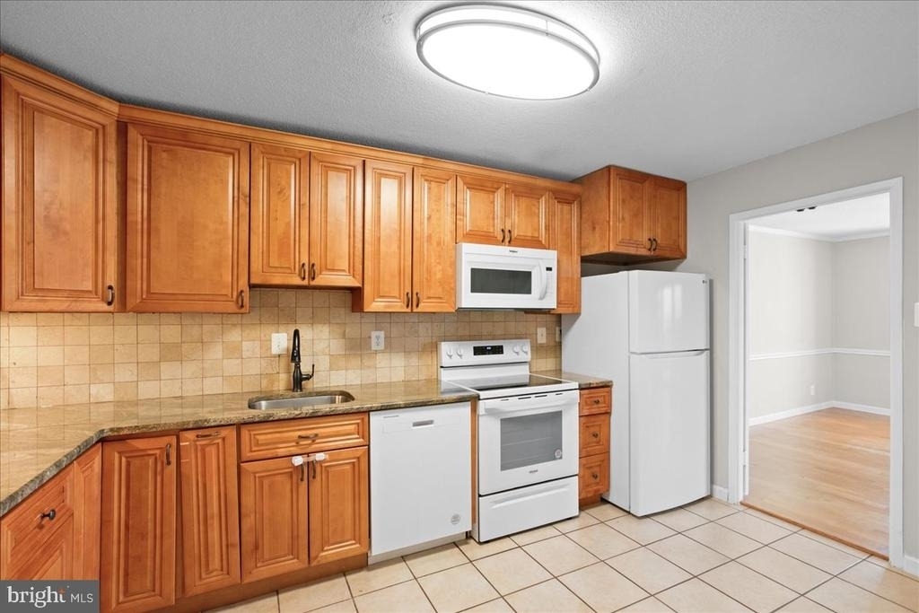 205 Yoakum Parkway - Photo 9