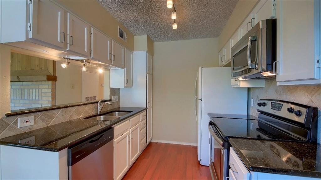 908 Poplar St - Photo 3