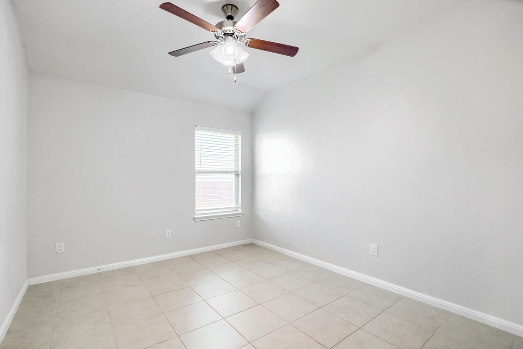 913 Medina Way - Photo 12