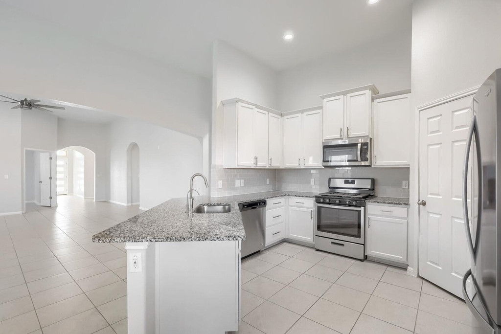 913 Medina Way - Photo 4