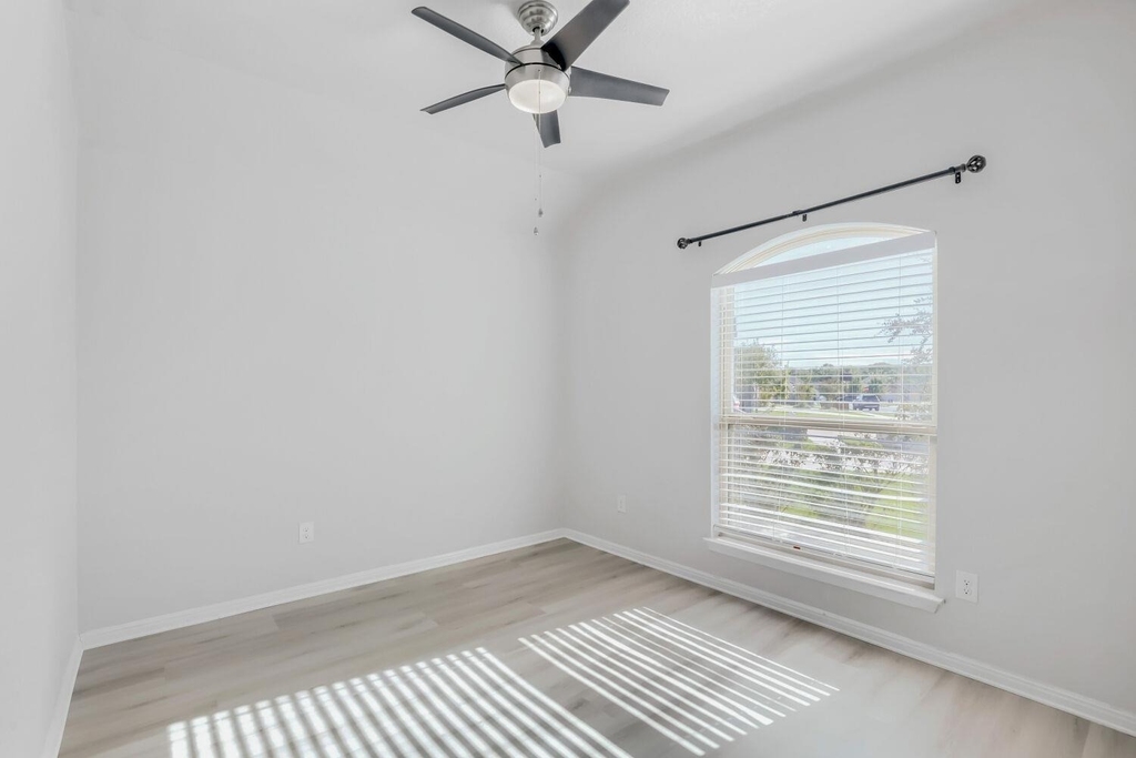 913 Medina Way - Photo 11