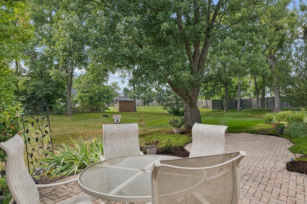 1069 Devonshire Avenue - Photo 22