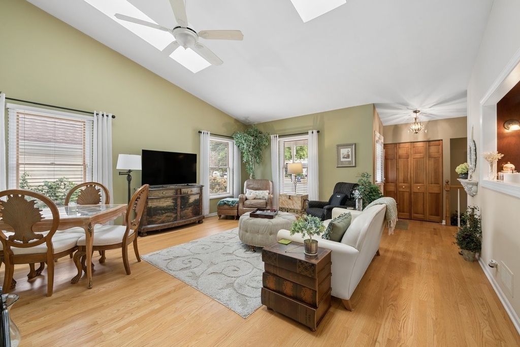 1069 Devonshire Avenue - Photo 2